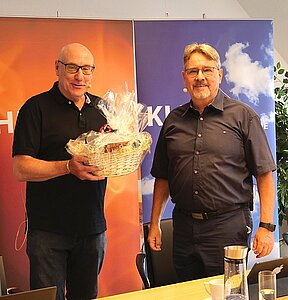 Norbert Schmitz (l.) bedankt sich bei Dieter Jansen (r.) für neun Jahre der guten Zusammenarbeit. 