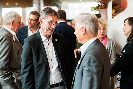 HGF Hans-Peter Sproten begrüßt Gäste im Artrium des Hotels in Düsseldorf.